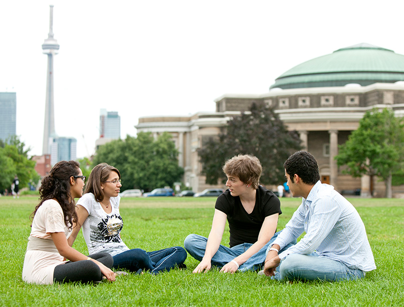 4 student s. University of Toronto студенты. Кампус за границей. University Campus students. Дети в университете.